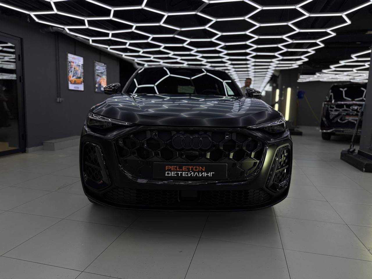 Оклейка Audi Q5 в сатиновую полиуретановую пленку 200 мкм: шелковый финиш и надежная защита